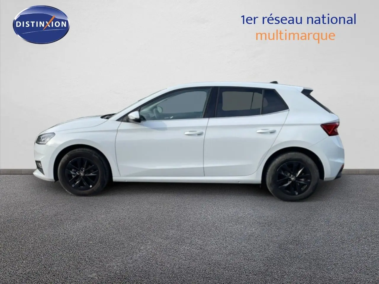 Vue latérale gauche d’une Skoda Fabia blanche Glacier 2025 avec jantes noires et vitres teintées.