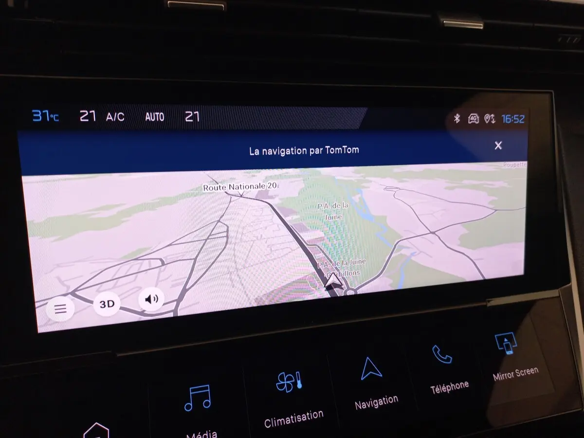 Écran tactile central affichant la navigation 3D TomTom dans l’habitacle d’une Peugeot 308 bleu, version Allure.