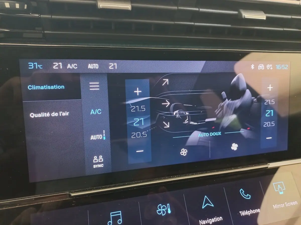 Écran tactile central de la Peugeot 308 bleu, affichant la climatisation avec réglages de température et ventilation.