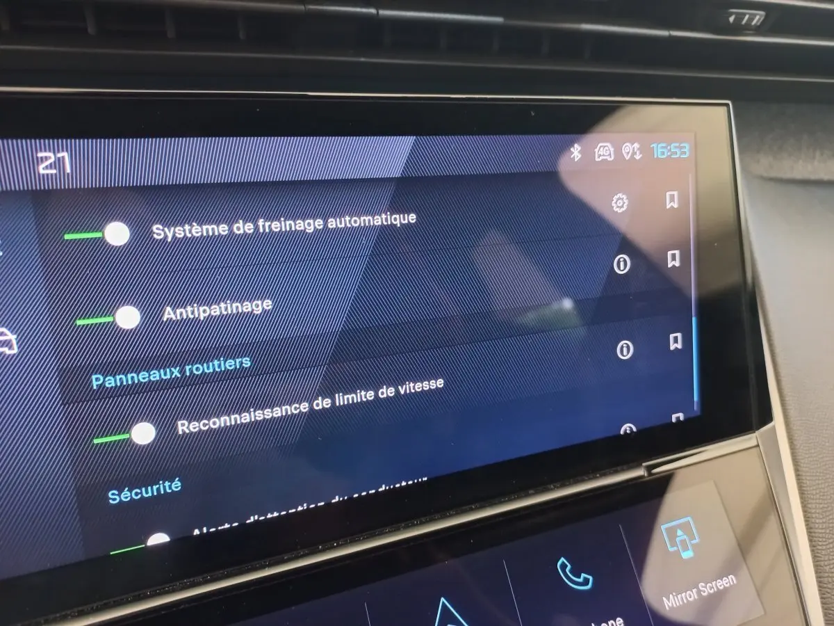 Écran tactile central de la Peugeot 308 bleu 2022 affichant les options de sécurité et d’aide à la conduite.