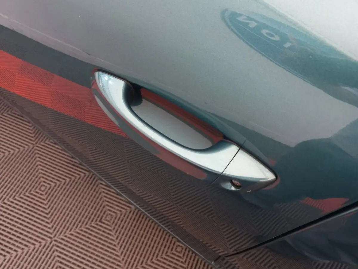 Poignée de porte côté droit bleu métallisé d'une Peugeot 308 PureTech 130 S&S EAT 8 Allure 2022.