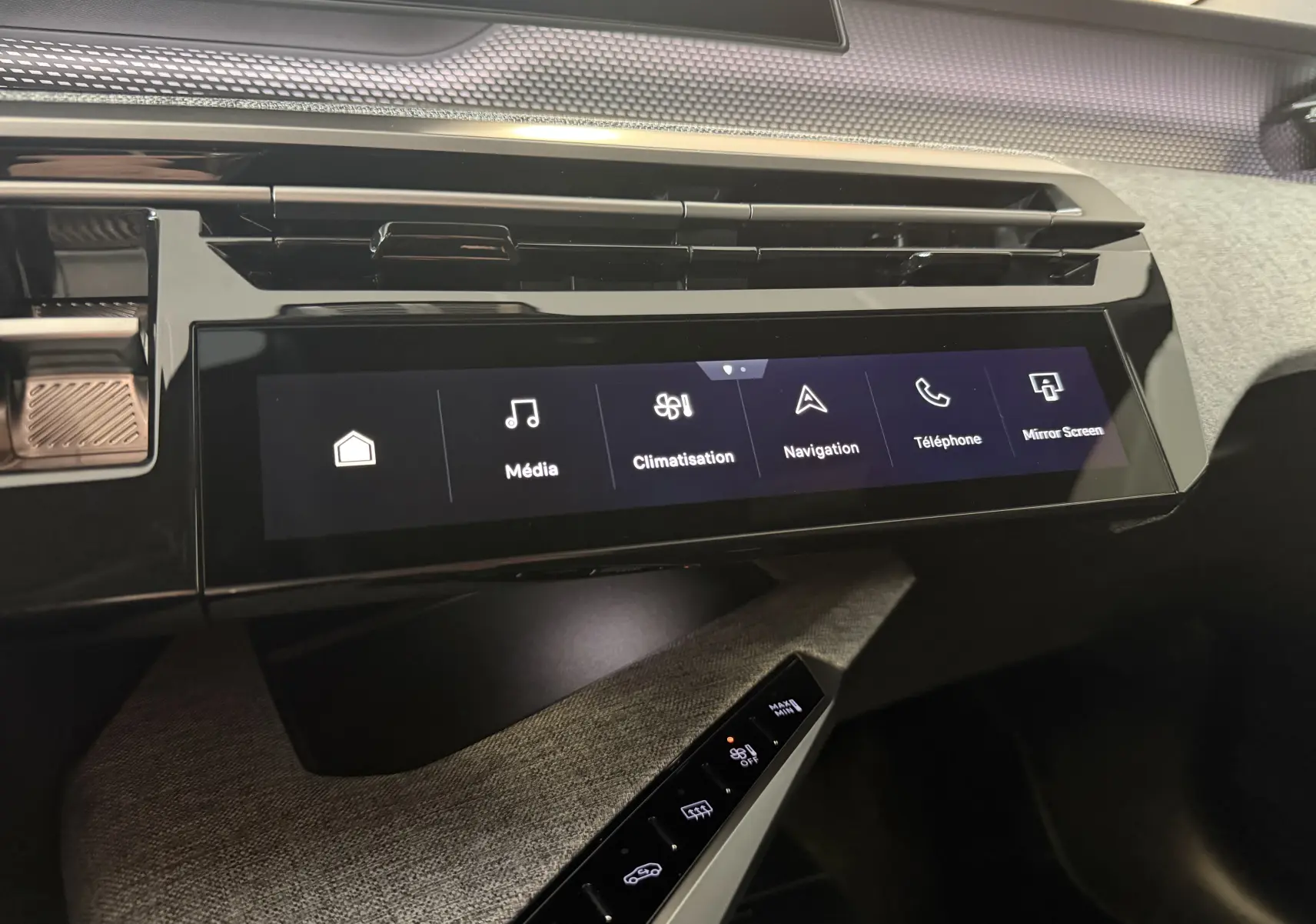 Écran tactile central du tableau de bord du Peugeot 3008 Hybrid 145 GT avec commandes multimédia et climatisation.