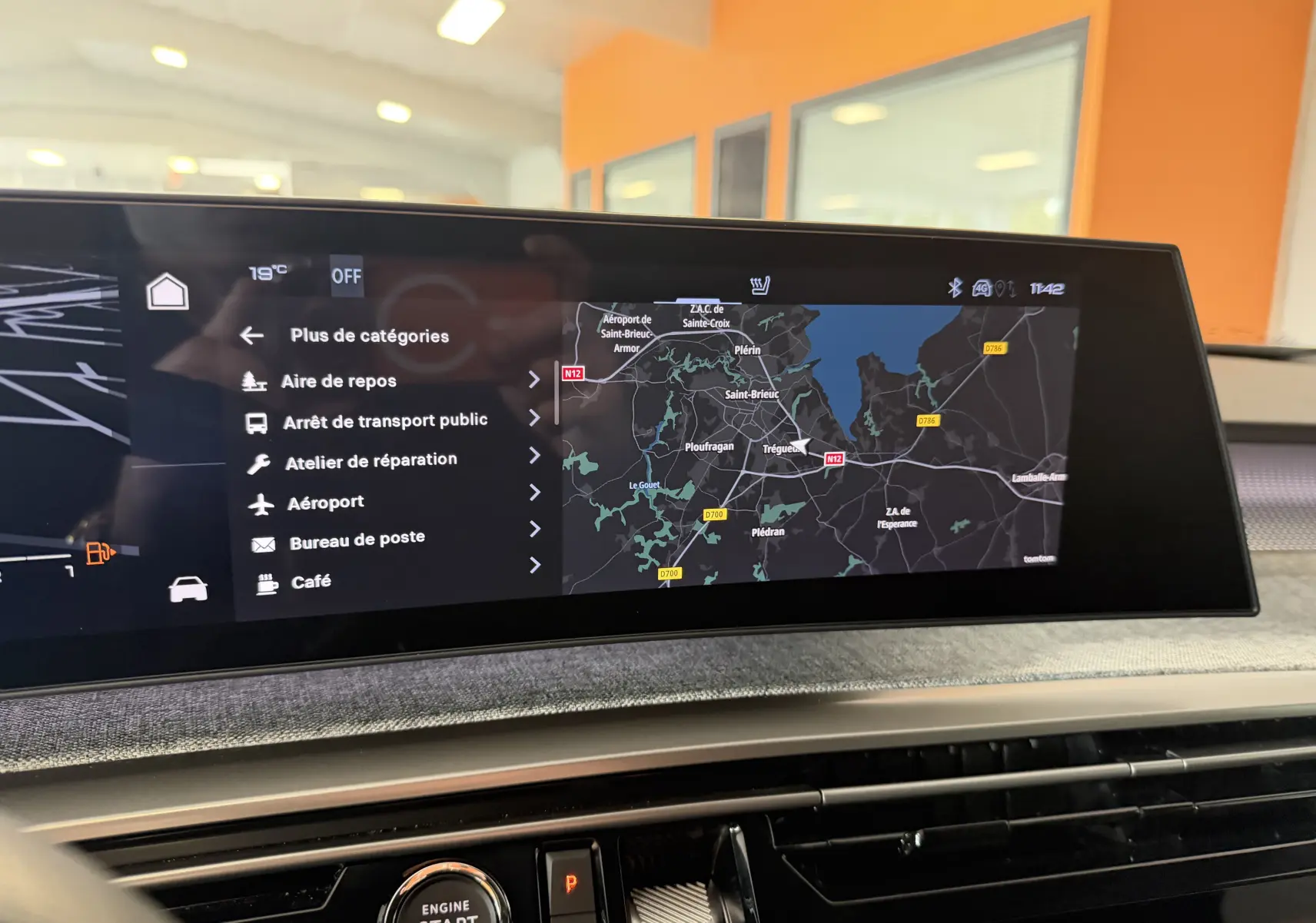 Intérieur du Peugeot 3008 Hybrid 145 GT, affichage GPS large sur tableau de bord moderne avec finition tissu visible.