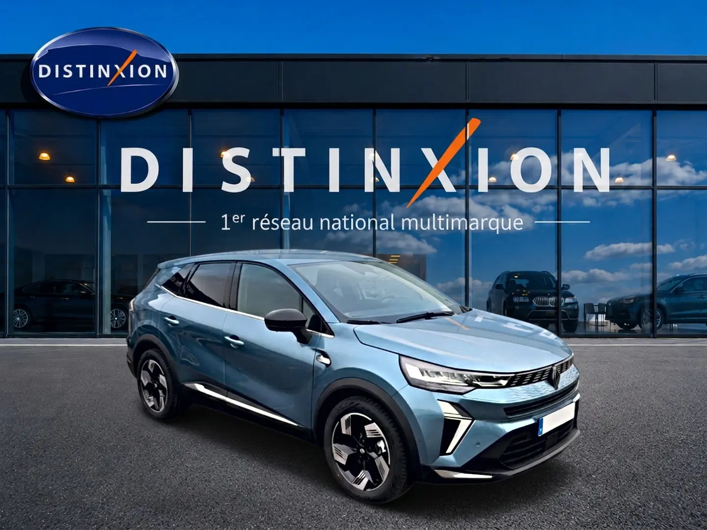 Renault Symbioz bleu mercure en 3/4 avant droit, avec jantes alliage et vitres arrière surteintées.