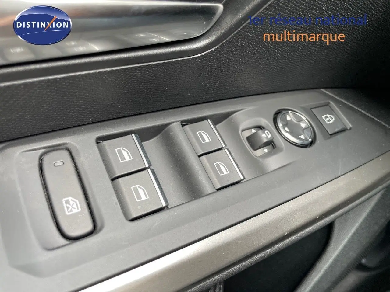 Gros plan sur les commandes de lève-vitres et rétroviseurs côté conducteur du Peugeot 5008 Hybrid blanc Okenite 2025.