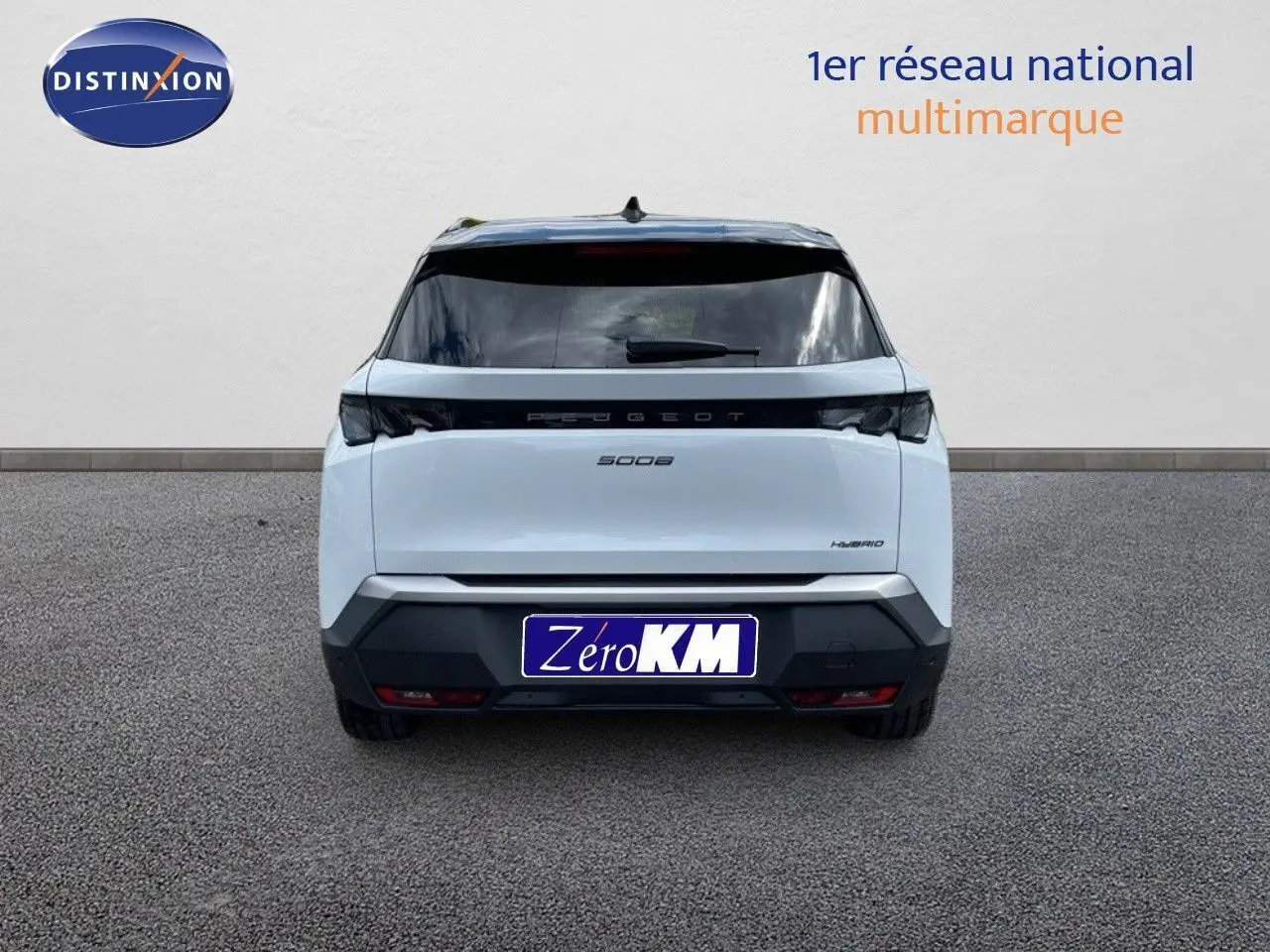 Vue arrière du Peugeot 5008 HYBRID 136CH GT blanc Okenite avec toit noir, sur fond neutre en extérieur.