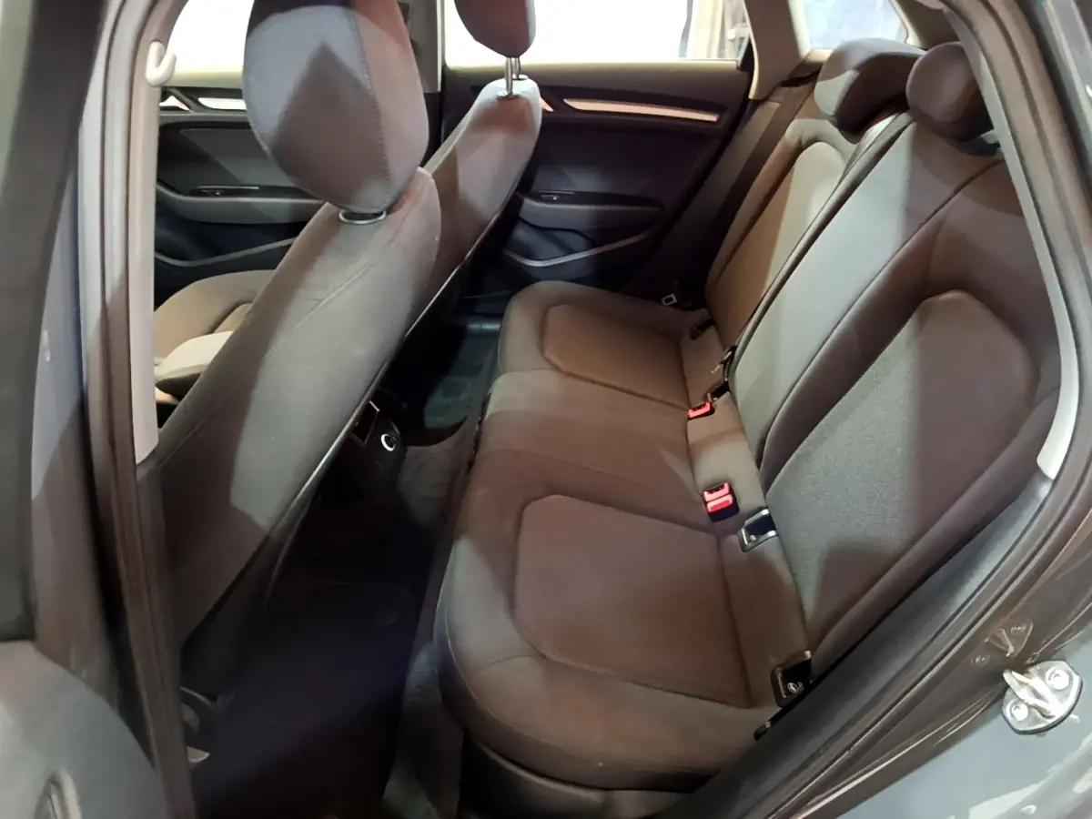 Vue intérieure côté droit sur la banquette arrière grise foncée de l'Audi A3 30 TDI Business Line 2019.