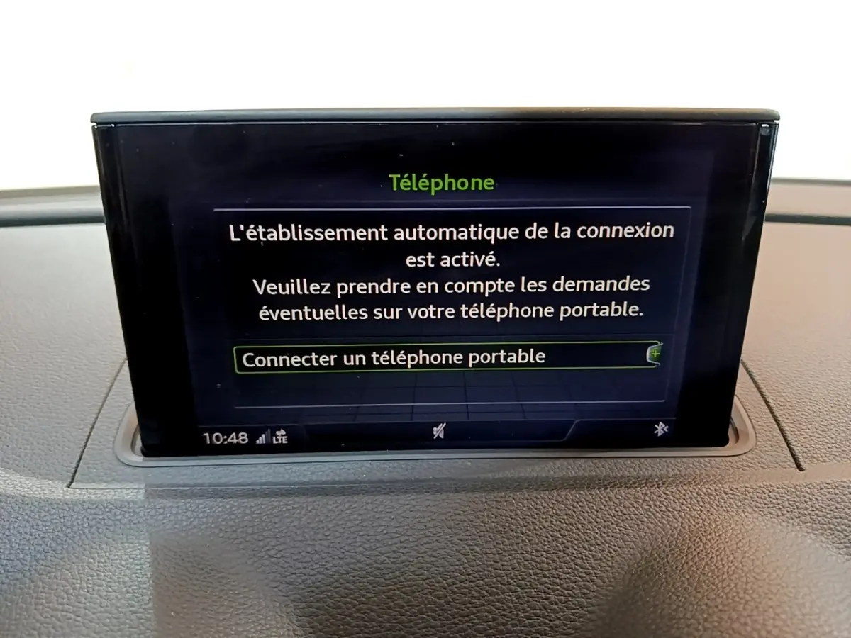 Écran central de l'Audi A3 30 TDI 2019 affichant la connexion Bluetooth pour téléphone portable.
