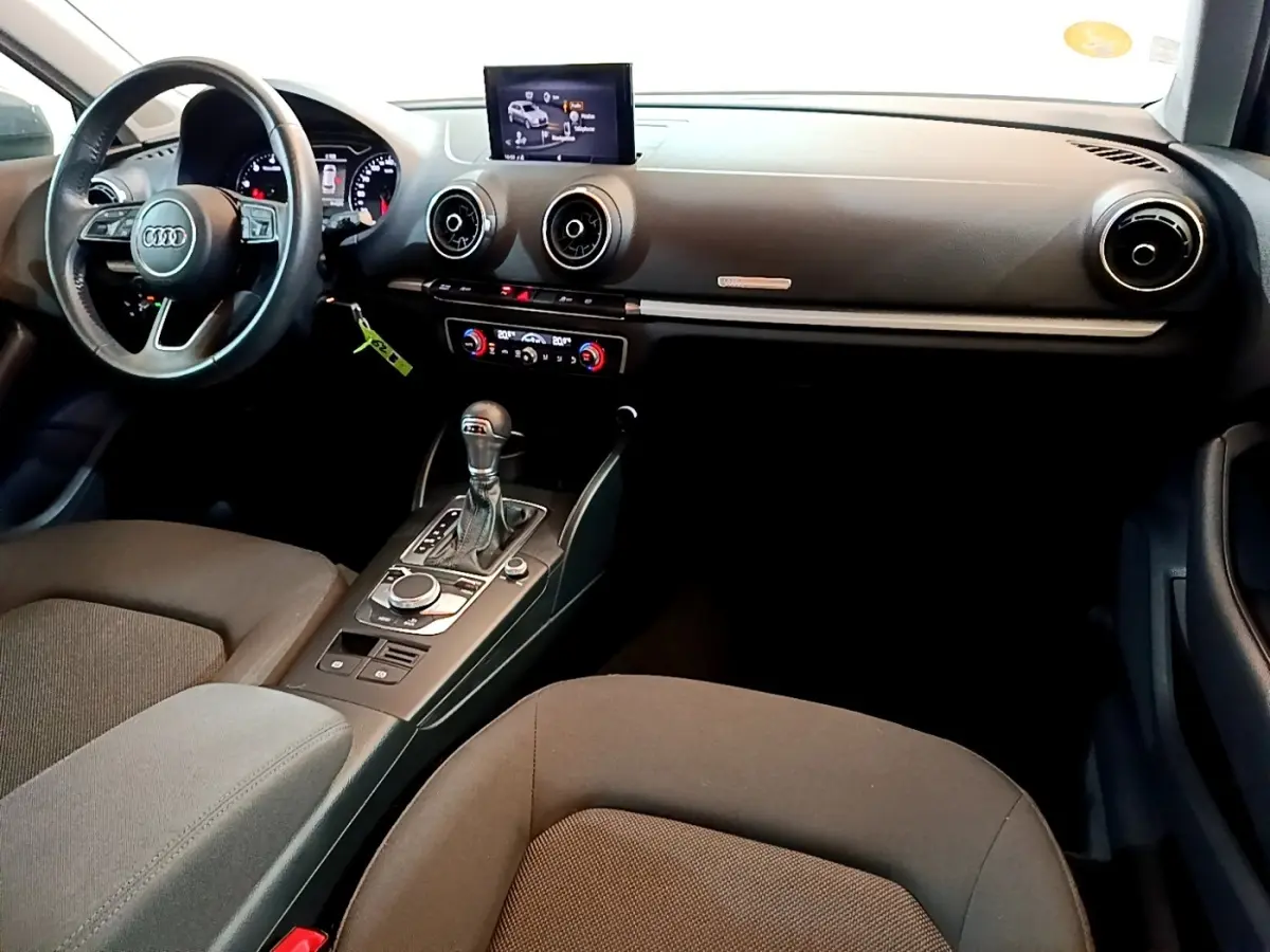 Vue intérieure de l'Audi A3 30 TDI 2019, tableau de bord et volant cuir multifonctions en angle avant droit.