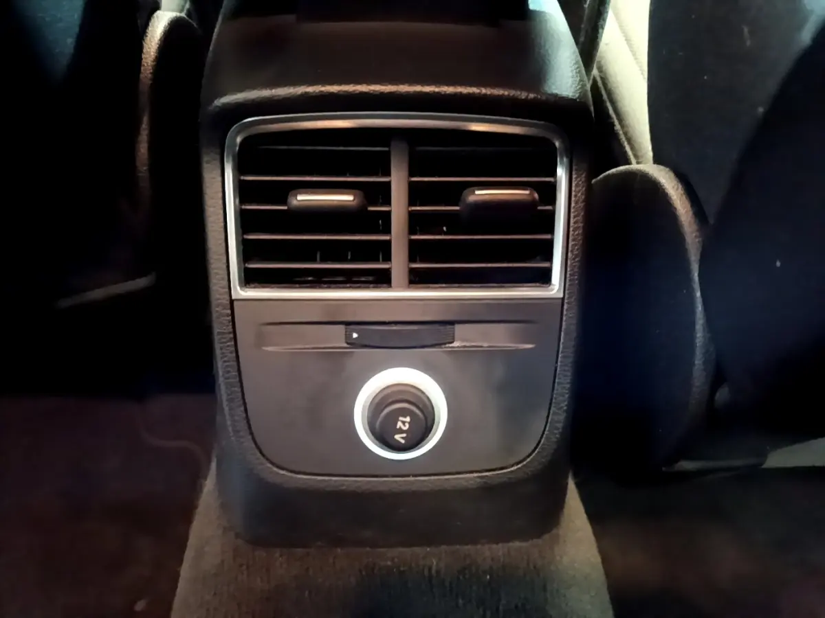 Prise 12V et aérateurs arrière centrés, vue intérieure du coffre d’une Audi A3 gris foncé 30 TDI 2019.