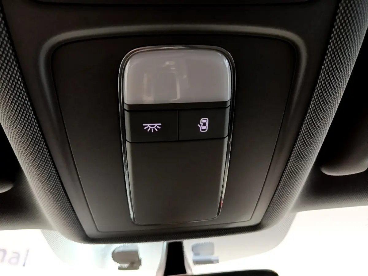 Gros plan sur la console de plafonnier noire avec boutons d’éclairage et verrouillage, intérieur Audi A3 gris foncé 2019.
