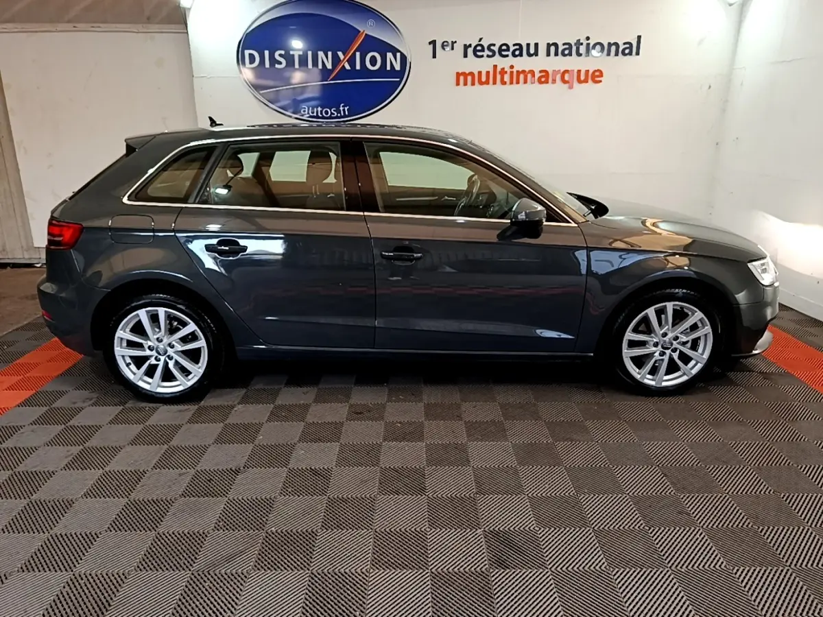 Audi A3 30 TDI gris foncé vue de profil côté gauche, avec jantes alliage et rétroviseurs électriques rabattables.