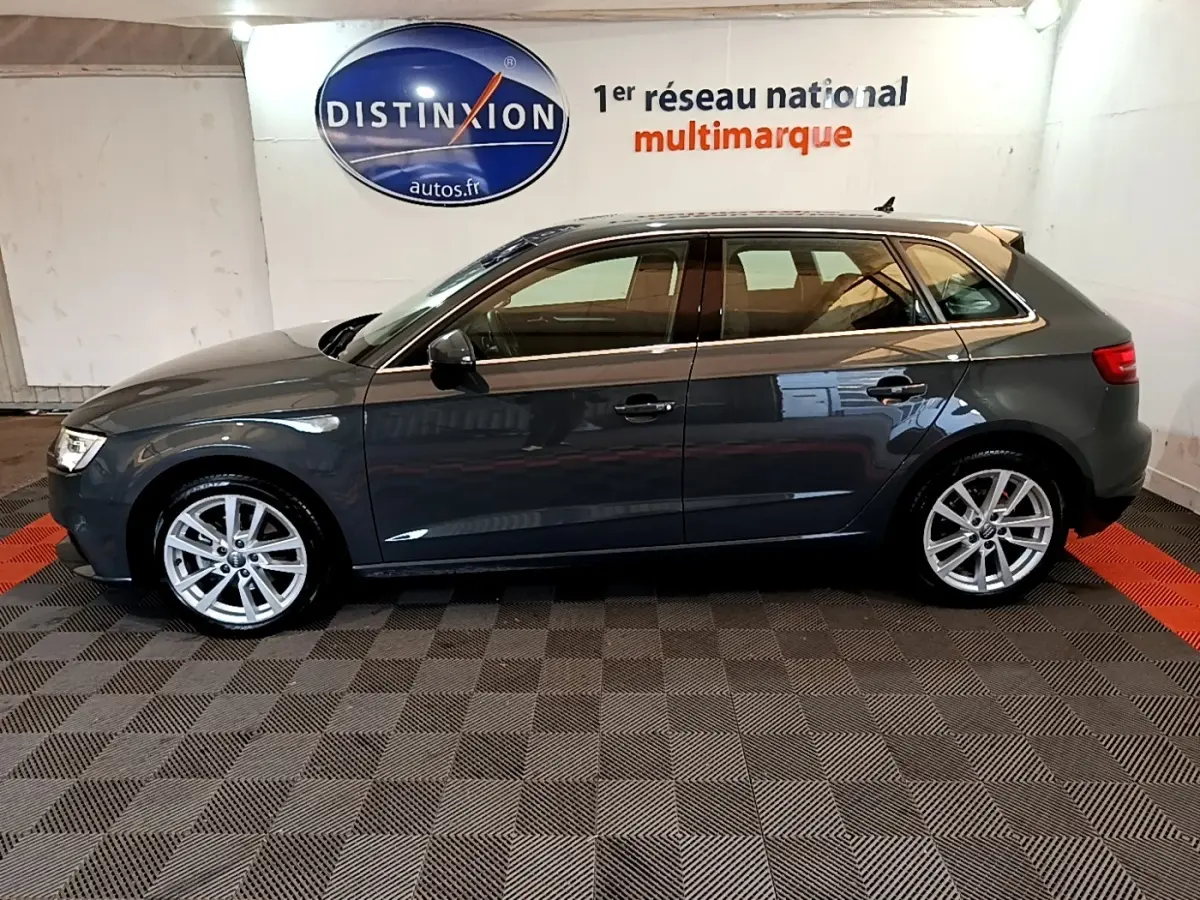 Audi A3 30 TDI 2019 gris foncé vue de profil côté gauche, jantes alliage et rétroviseurs électriques visibles.