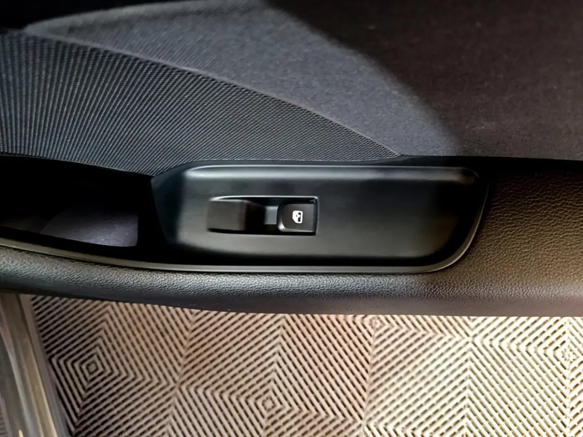 Gros plan sur le bouton de verrouillage centralisé dans la porte côté gauche de l'Audi A3 gris foncé 30 TDI 2019.