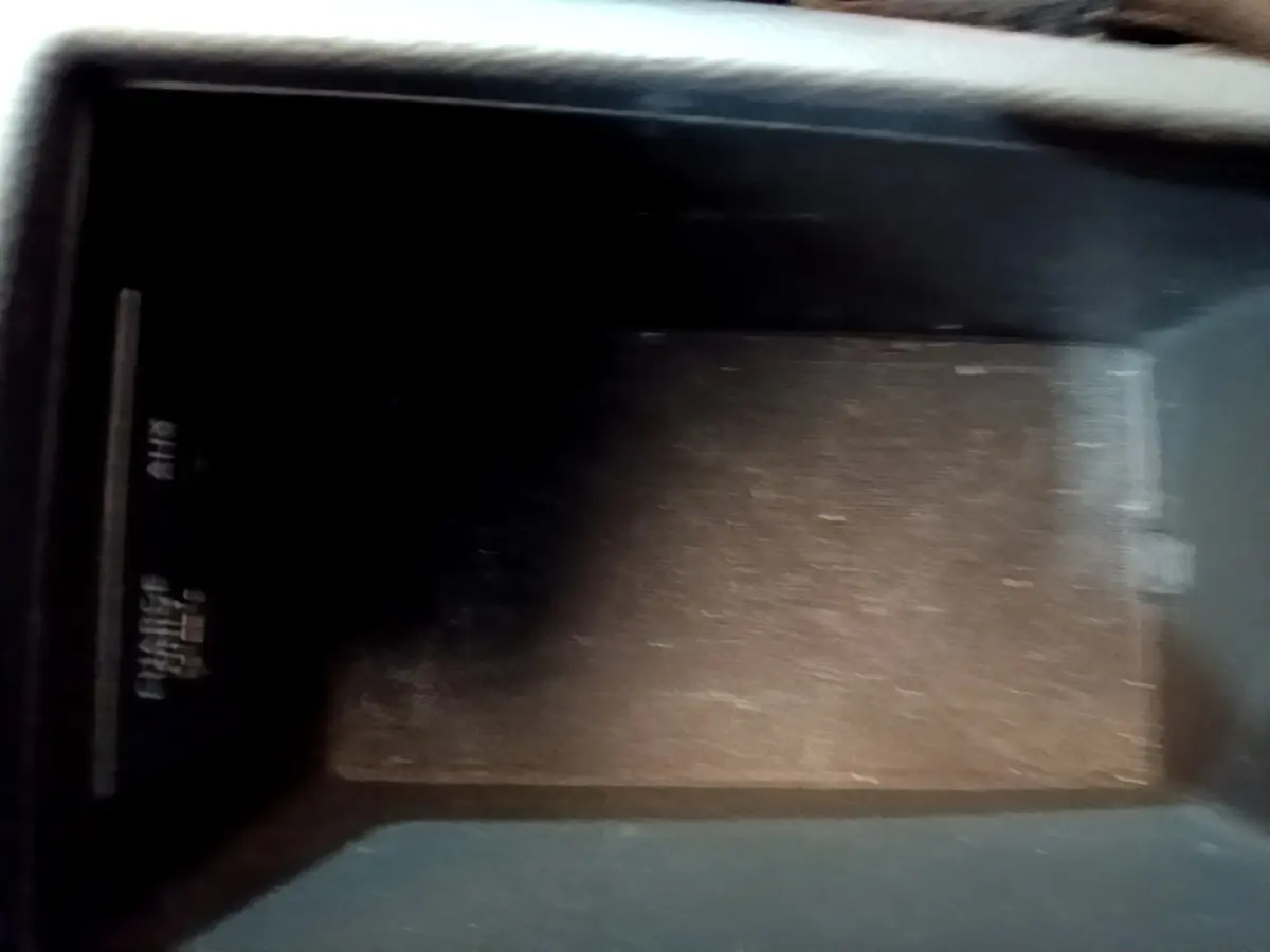 Gros plan sur le rangement central intérieur de l'Audi A3 30 TDI gris foncé, montrant la prise charge USB et AUX.