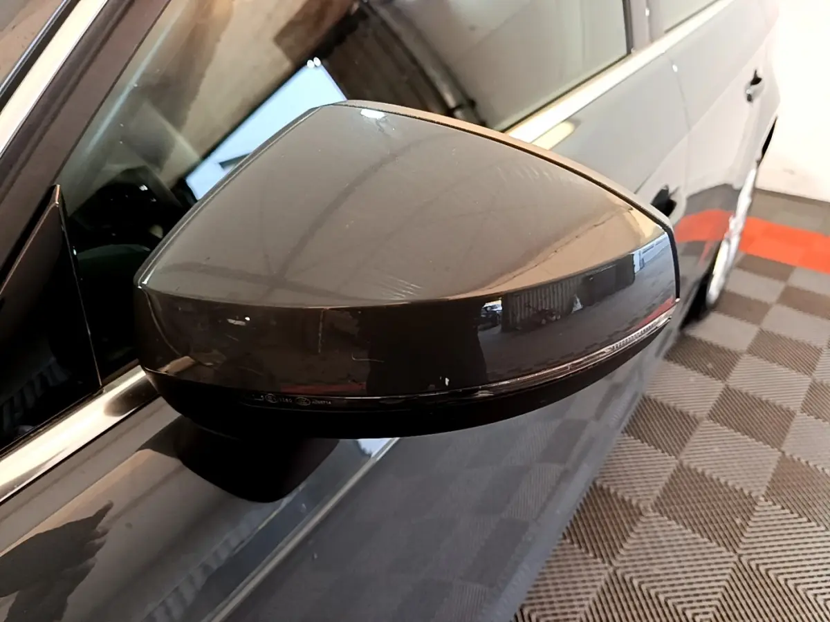 Rétroviseur droit gris foncé de l'Audi A3 30 TDI 116 S tronic Business Line, vue rapprochée en intérieur.