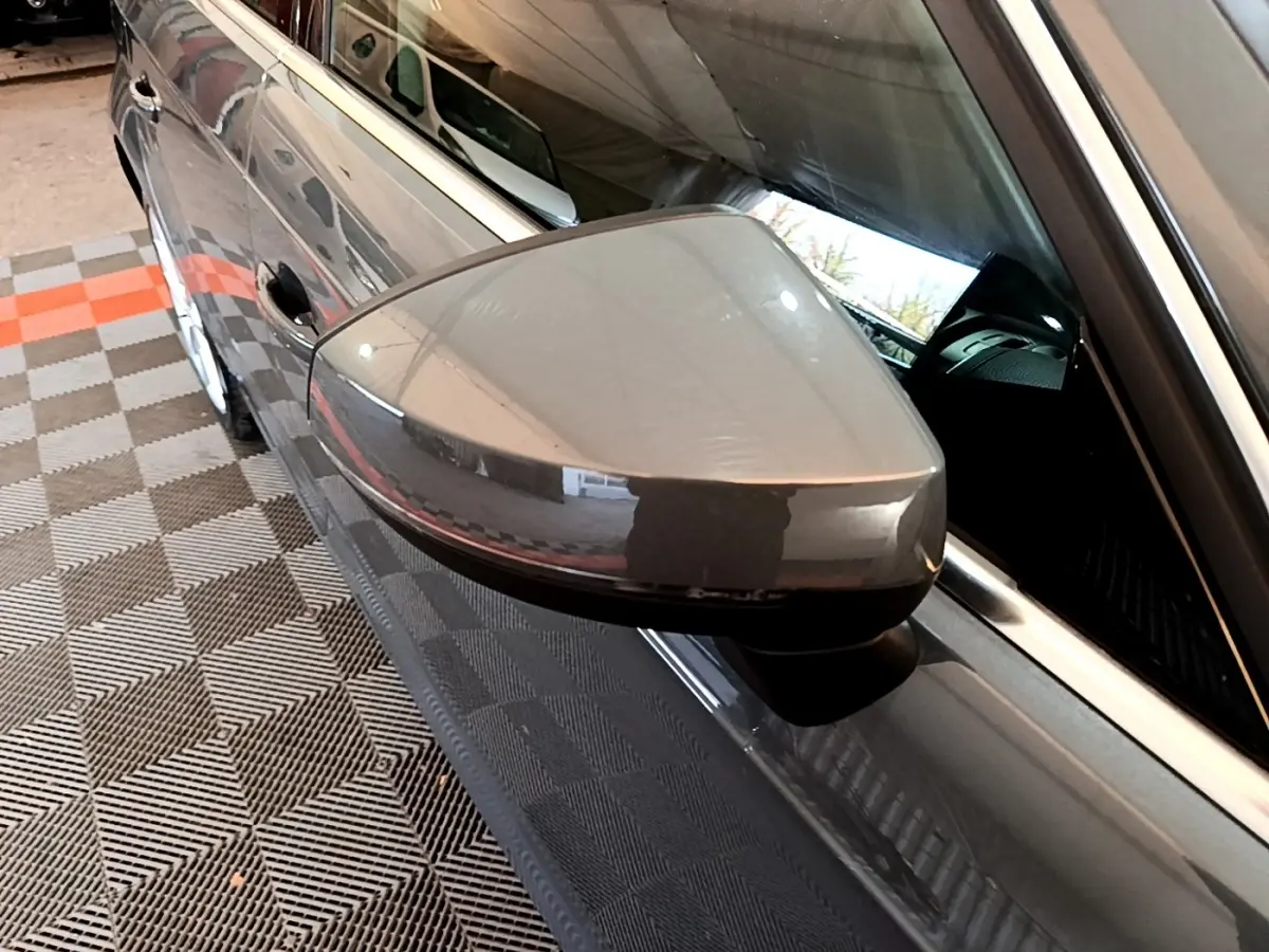 Rétroviseur droit gris foncé d'une Audi A3 30 TDI 116 S tronic Business Line, vue rapprochée côté conducteur.