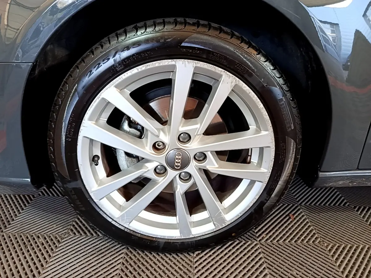 Gros plan sur la roue avant droite gris foncé d'une Audi A3 30 TDI 116 S tronic Business Line avec jante alliage argentée.