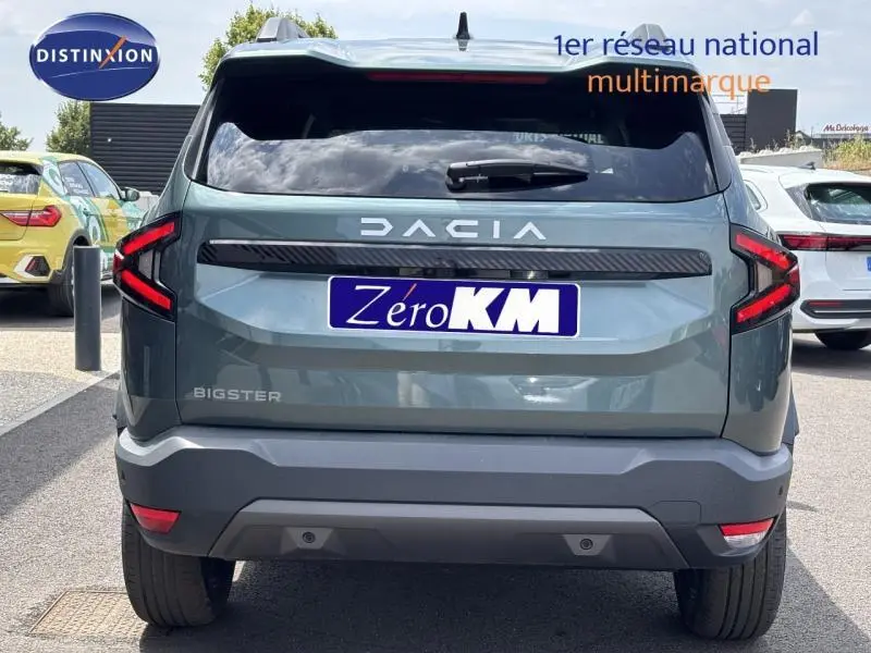 Vue arrière d'un Dacia Bigster blanc Glacier 2025 avec feux LED en forme de flèche et lunette arrière surteintée.