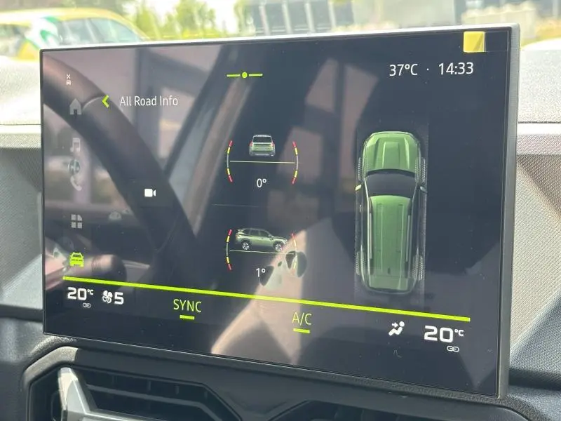 Écran tactile intérieur du Dacia Bigster blanc montrant l'interface de conduite et la température à 20°C.