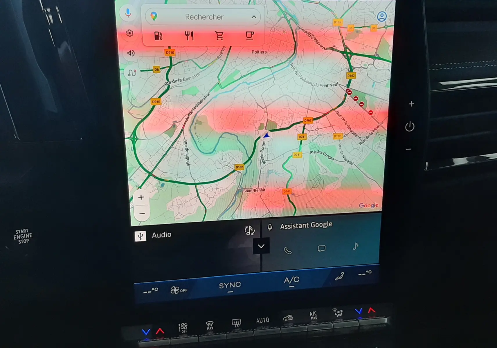 Écran tactile central du tableau de bord du Renault Austral 2025 affichant une carte de navigation avec interface Google Assistant.