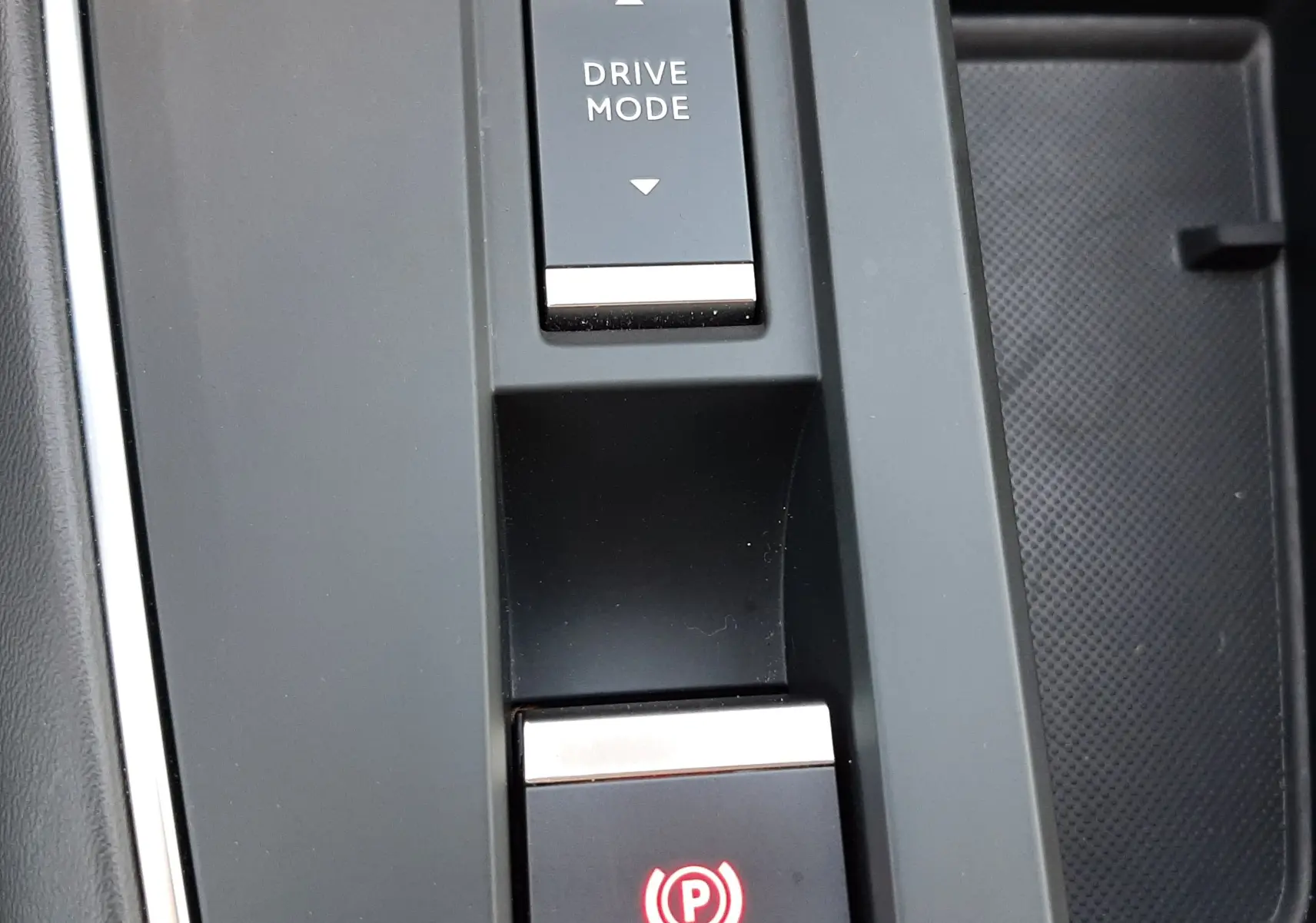Gros plan sur la console centrale du Citroën C5 Aircross hybride 2025, avec bouton Drive Mode et frein à main électronique.