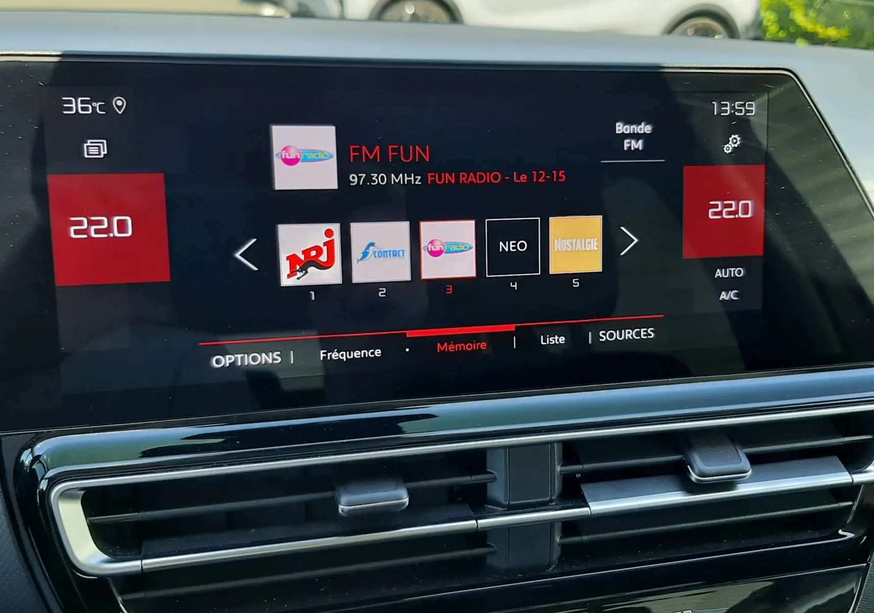Vue rapprochée de l'écran multimédia et des commandes de climatisation du Citroën C5 Aircross hybride gris platinium.