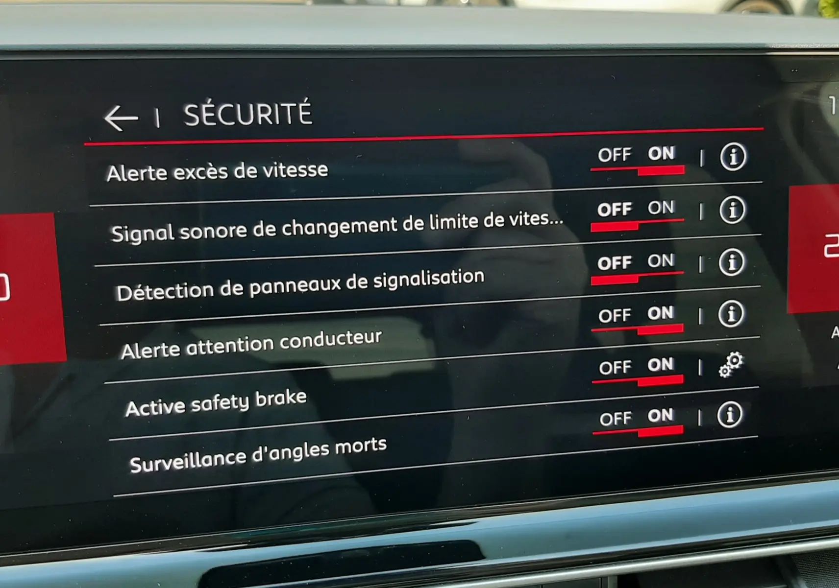 Écran tactile intérieur du Citroën C5 Aircross hybride 2025 affichant les options de sécurité activées.