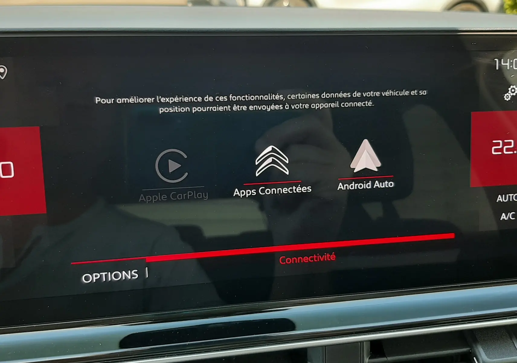 Écran tactile intérieur du Citroën C5 Aircross gris platinium, affichant les options de connectivité Apple CarPlay et Android Auto.