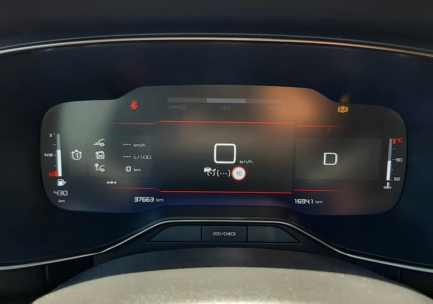 Tableau de bord numérique du Citroën C5 Aircross hybride 2025, affichage vitesse et indicateurs, vue frontale rapprochée.