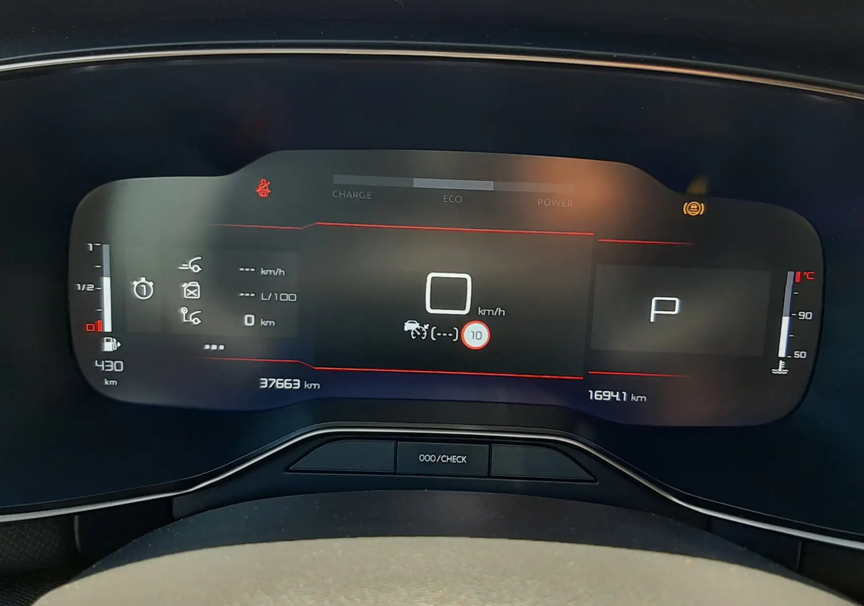 Tableau de bord numérique de Citroën C5 Aircross hybride gris, affichant la vitesse, autonomie et température moteur.