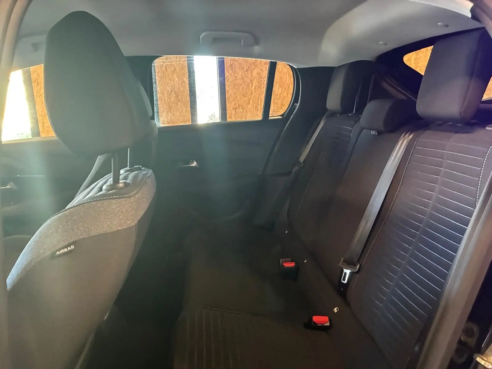 Vue intérieure côté droit des sièges arrière en tissu noir d'une Peugeot 208 1.5 BlueHDi 100 Style de 2021.