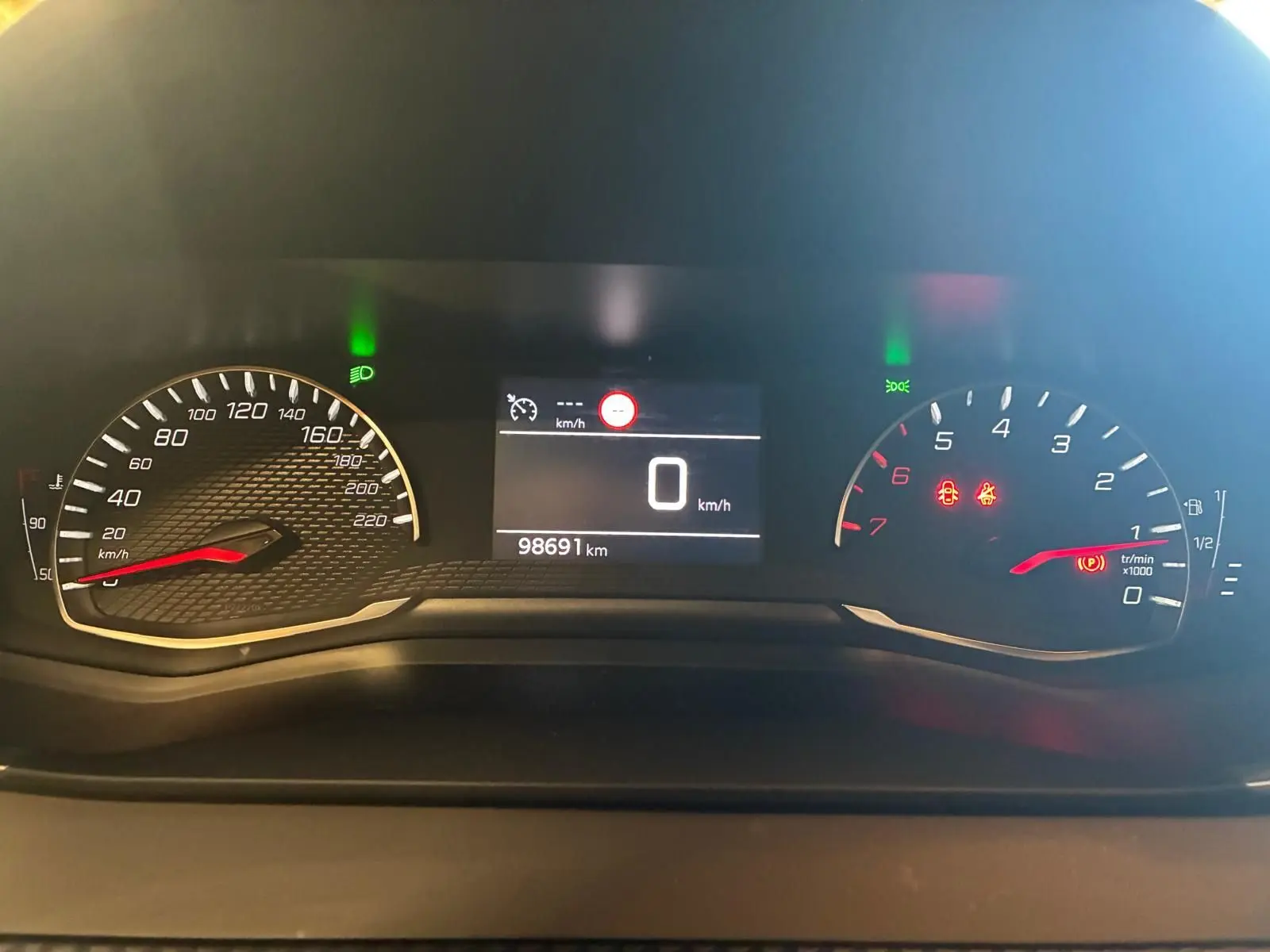Tableau de bord de Peugeot 208 1.5 BlueHDi 100 Style, affichant 98691 km, avec compte-tours et vitesse à zéro.
