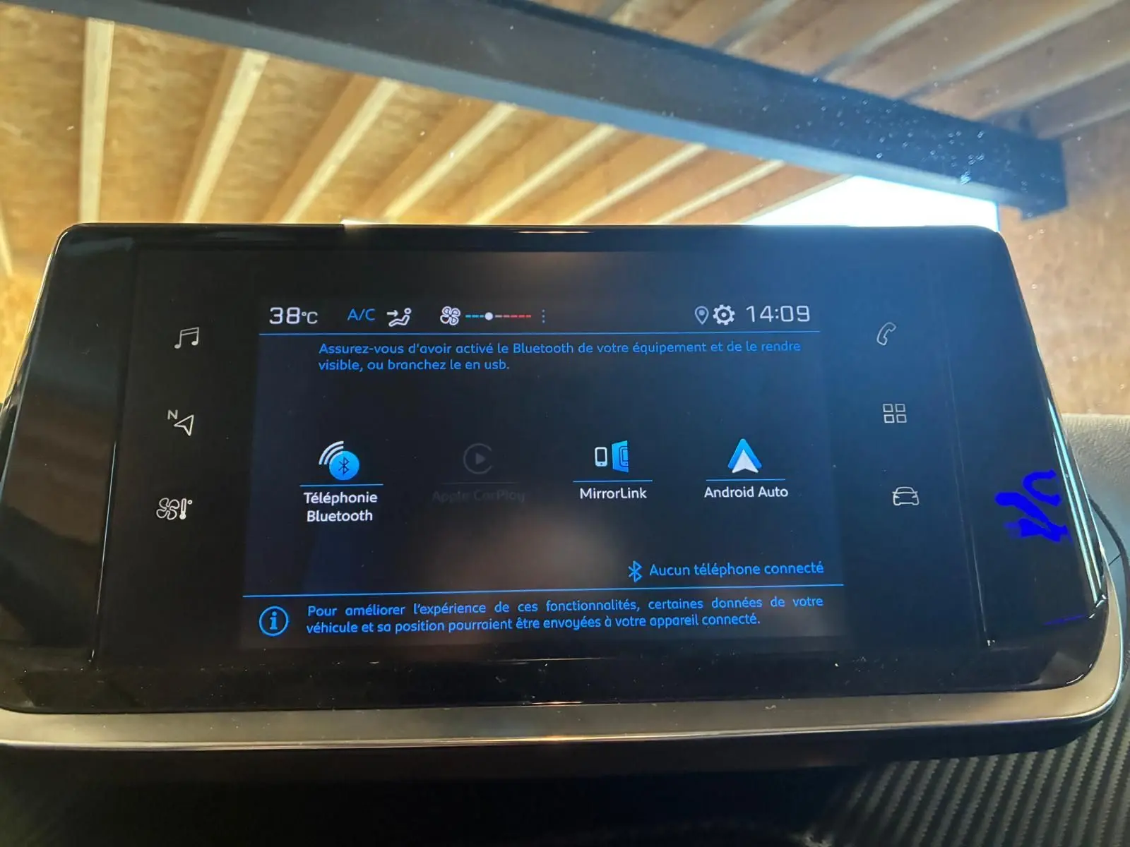 Écran tactile central du Peugeot 208 noir 2021, affichant les options Bluetooth, MirrorLink et Android Auto.