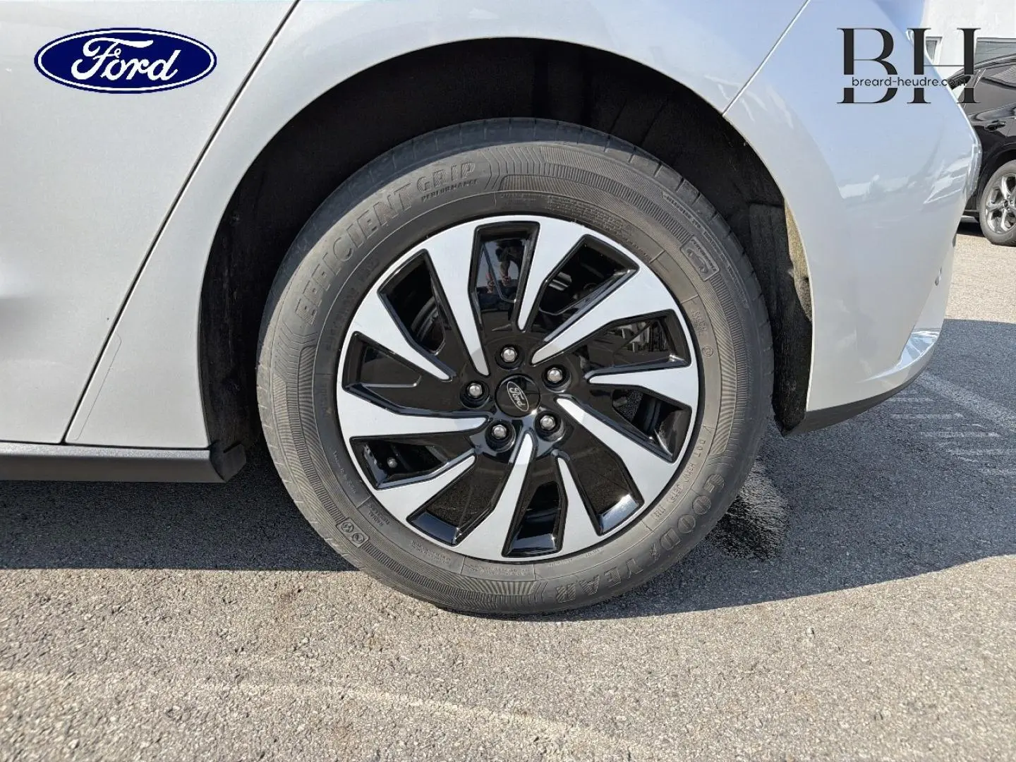 Gros plan sur la roue avant gauche de la Ford Focus gris lunaire métallisé avec jante alliage bicolore.