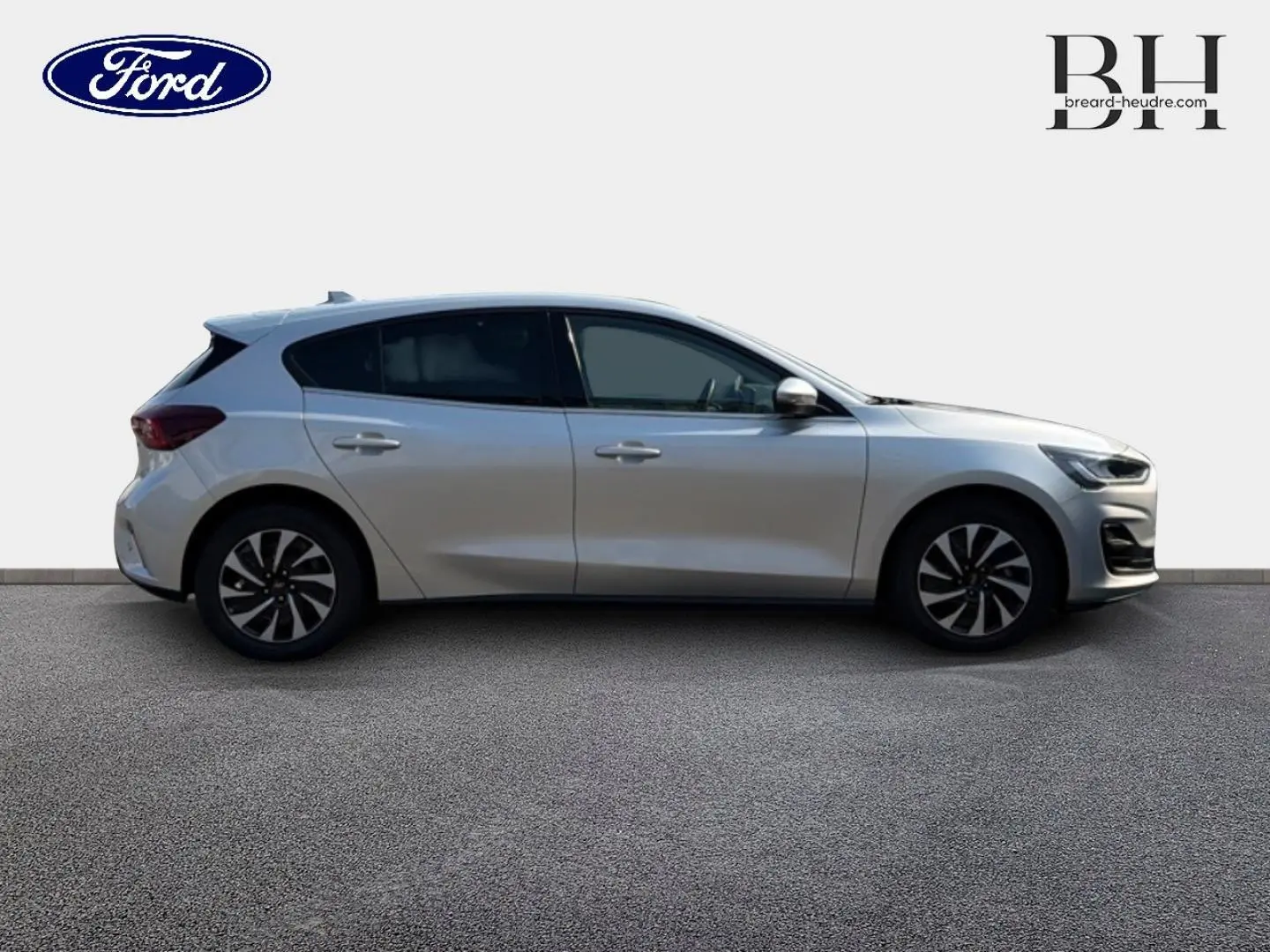 Profil droit d'une Ford Focus 2023 gris lunaire métallisé avec jantes noires et vitres surteintées.