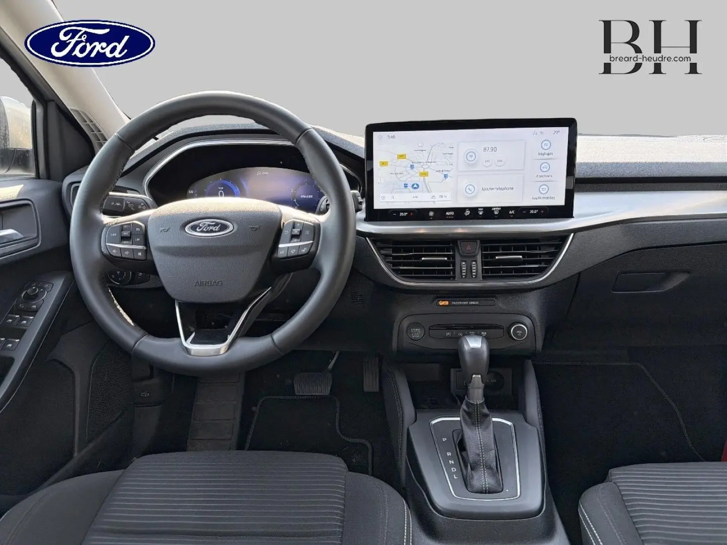 Vue frontale de l'intérieur de la Ford Focus 2023 avec tableau de bord noir et écran tactile central lumineux.