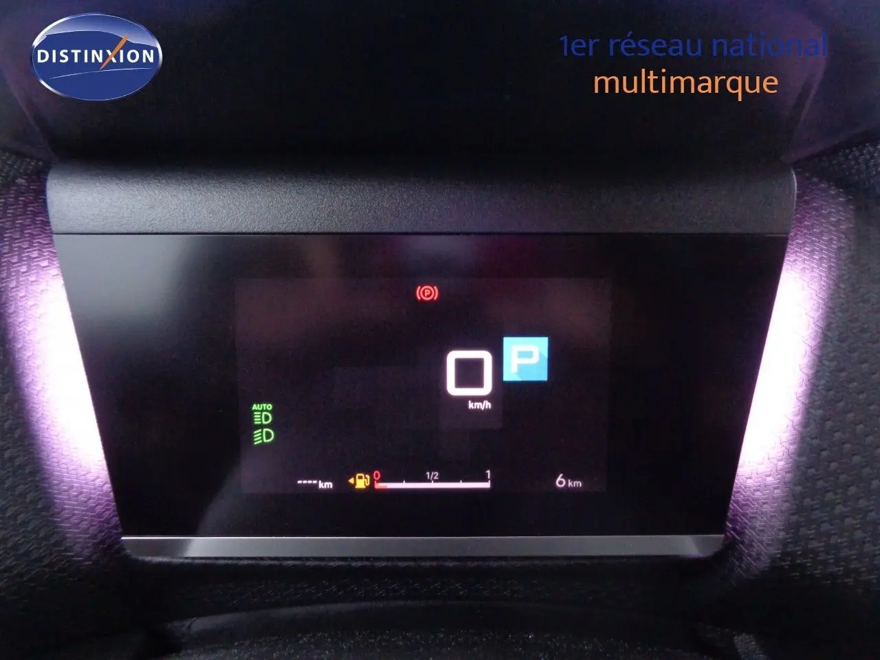 Tableau de bord numérique de Citroën C4 X 2023 affichant la vitesse à 0 km/h en mode parking.