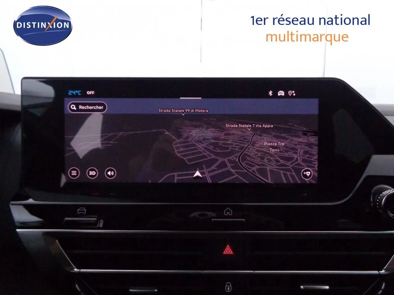Écran tactile central du tableau de bord du Citroën C4 X 2023 avec navigation affichée, ambiance intérieure noire.
