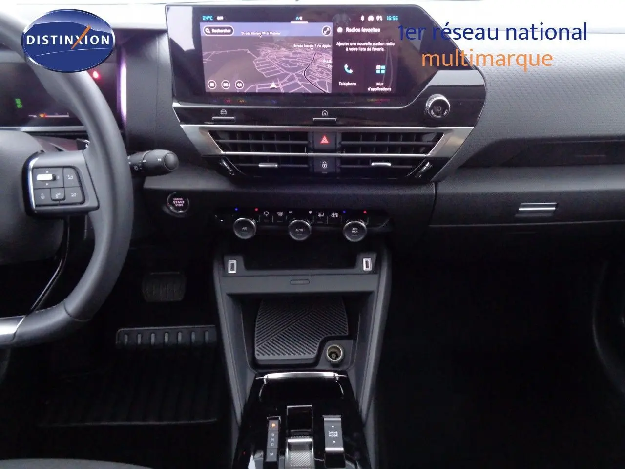 Vue intérieure centrée sur la console et l’écran tactile du tableau de bord du Citroën C4 X 2023, finition noire.