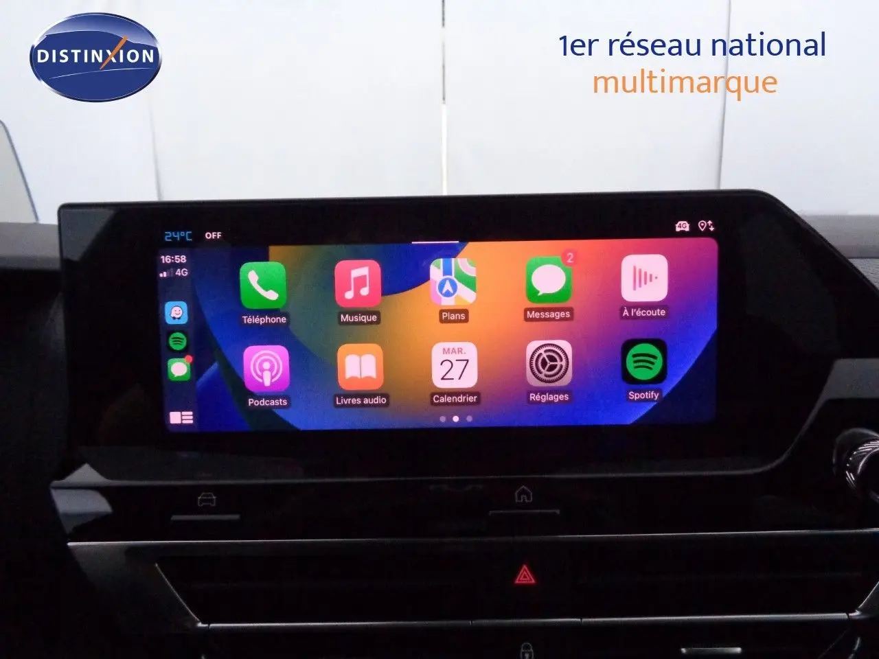 Écran tactile central affichant des applications multimédia dans l’habitacle d’une Citroën C4 X rouge Elixir métal.