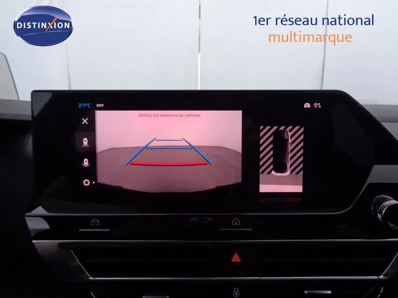 Écran central affichant la caméra de recul et vue aérienne dans une Citroën C4 X rouge Elixir Metal.