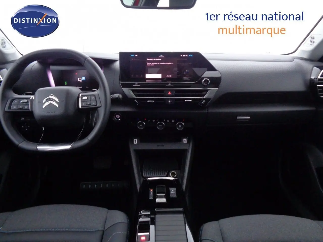 Vue intérieure avant du tableau de bord et volant du Citroën C4 X, finition moderne avec écran tactile central.