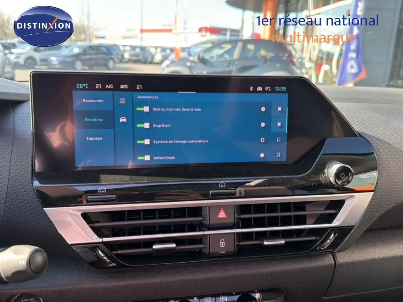 Vue rapprochée de l’écran tactile central et des commandes de la planche de bord d’une Citroën C4 X rouge Elixir Metal.