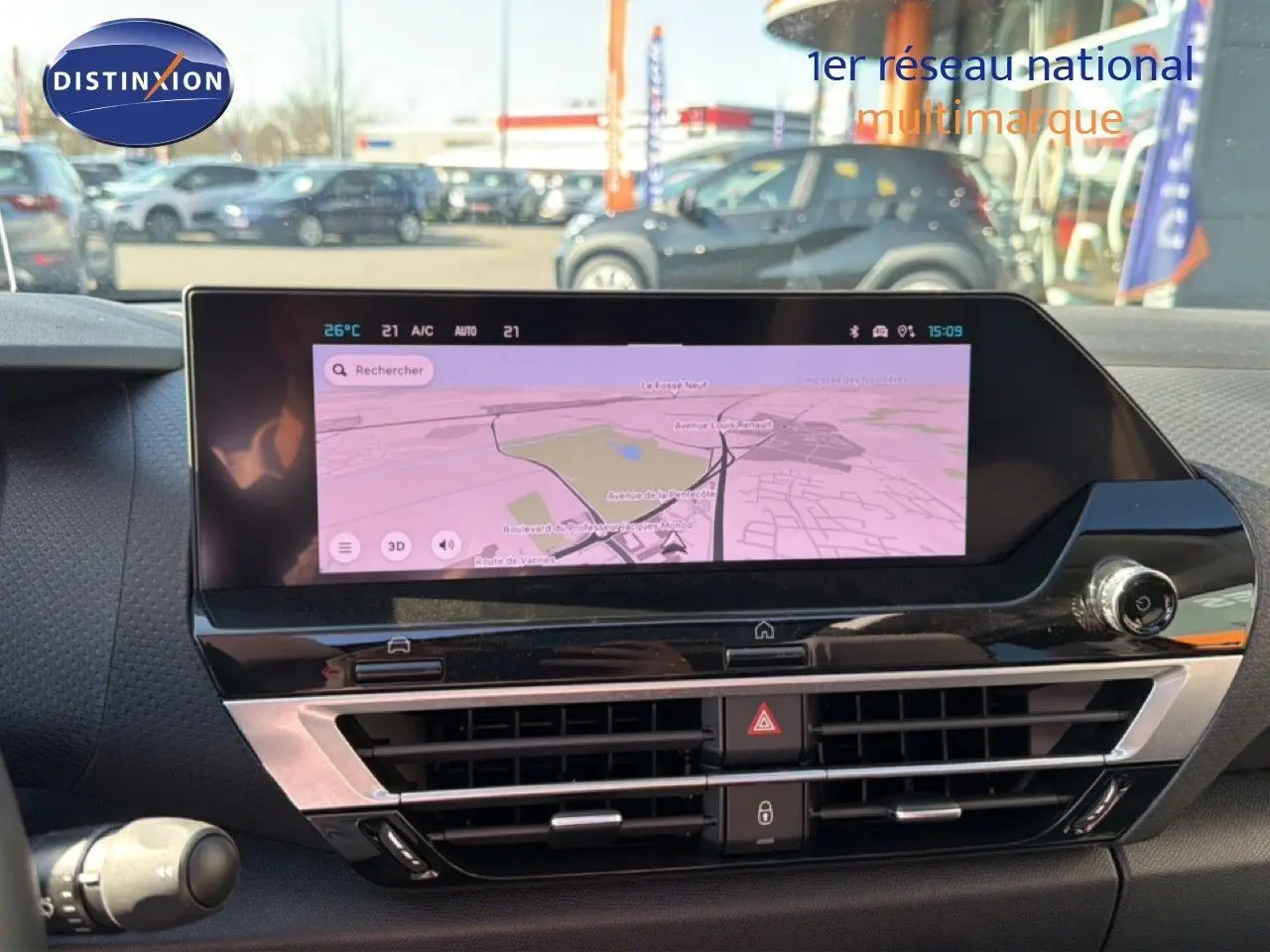 Vue intérieure du tableau de bord de la Citroën C4 X rouge Elixir Metal avec écran tactile affichant la navigation.