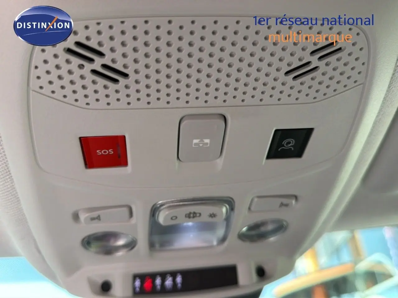 Vue en gros plan du plafonnier intérieur gris clair avec boutons SOS et commandes d’éclairage d’une Citroën C4 X rouge Elixir Metal.