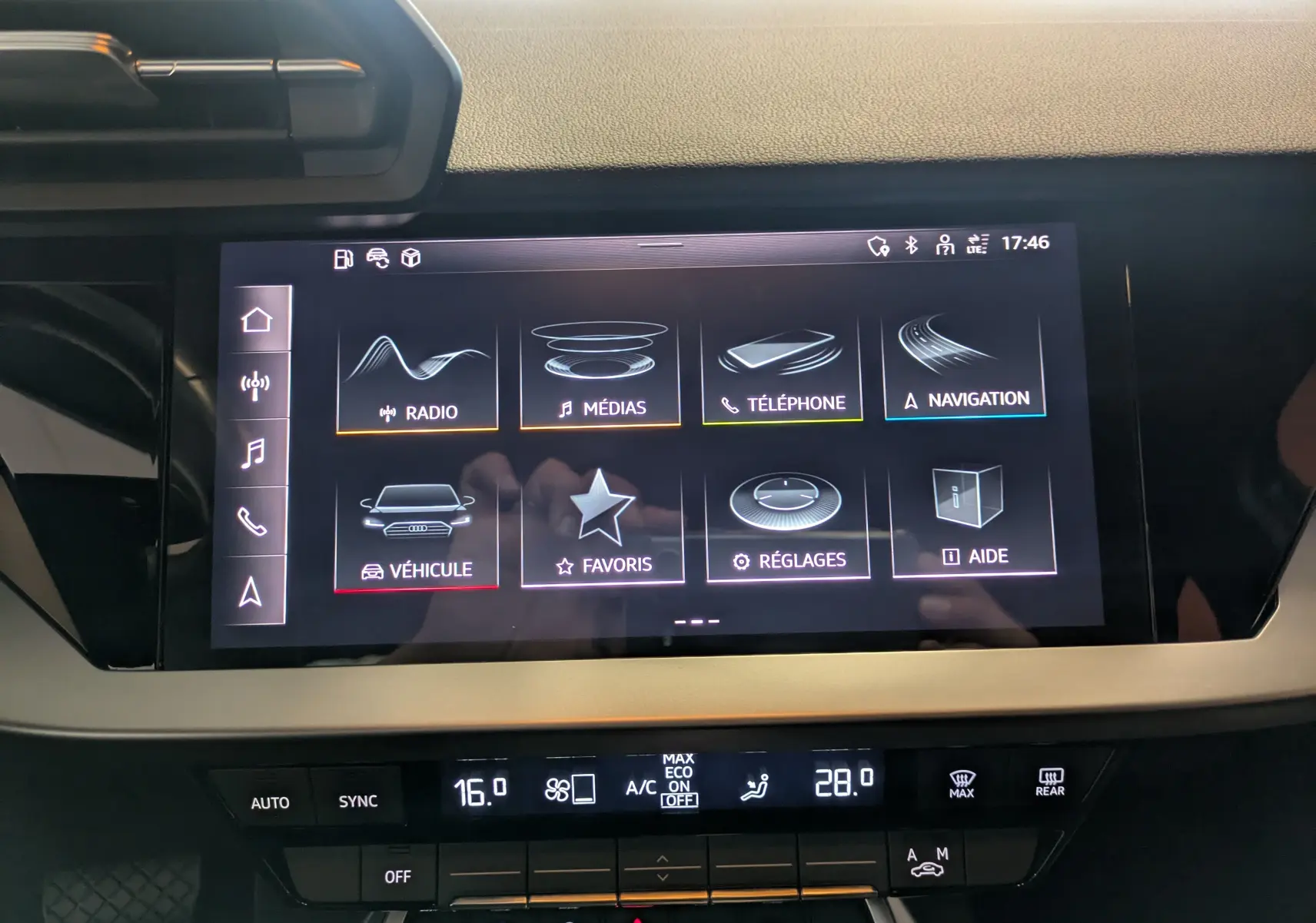 Écran tactile central de l'Audi A3 Sportback 2021 affichant le menu multimédia et les commandes de climatisation.