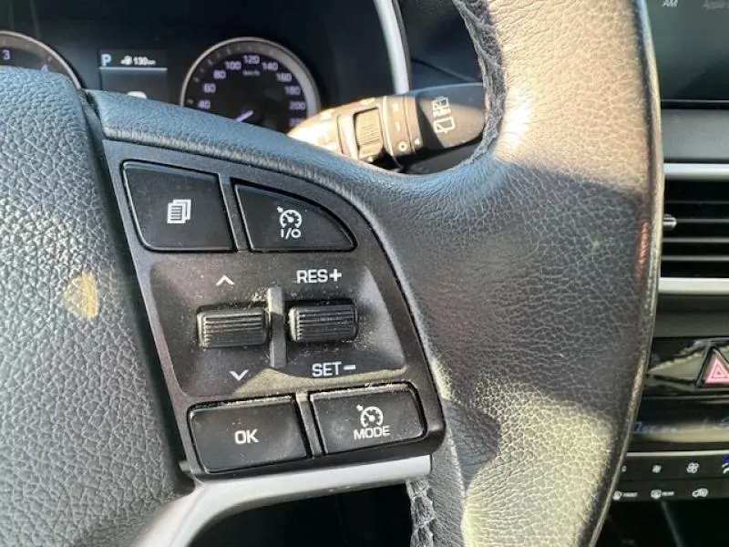 Gros plan sur les commandes de régulateur de vitesse au volant cuir du Hyundai Tucson Phantom Black 2019.