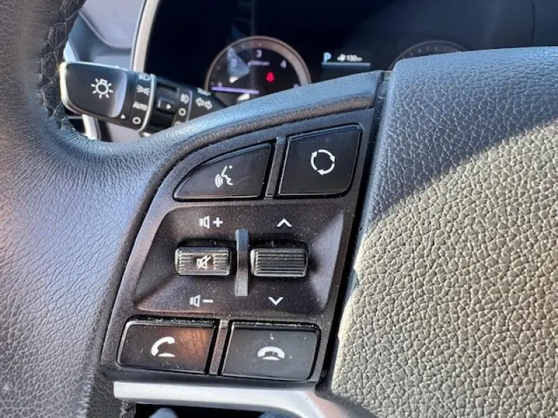 Détail des commandes audio et téléphone sur le volant cuir noir du Hyundai Tucson Phantom Black 2019.