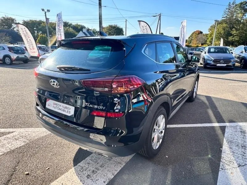 Vue 3/4 arrière droite d'un Hyundai Tucson Phantom Black 2019 avec feux arrière LED et toit ouvrant panoramique visible